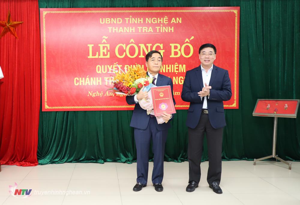 Phó Bí thư Thường trực Tỉnh uỷ Nguyễn Văn Thông trao Quyết định và tặng hoa chúc mừng.
