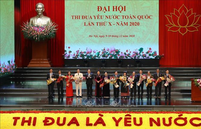 Chủ tịch Quốc hội Nguyễn Thị Kim Ngân và Chủ tịch Ủy ban Trung ương MTTQ Việt Nam Trần Thanh Mẫn tặng hoa, chúc mừng các điển hình tiêu biểu tại Đại hội.