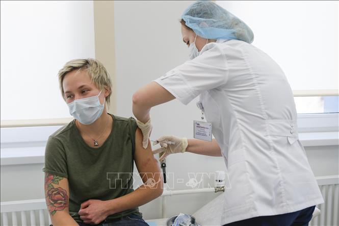 Nhân viên y tế tiêm vaccine ngừa COVID-19 cho người dân tại Moskva, Nga ngày 5/12.