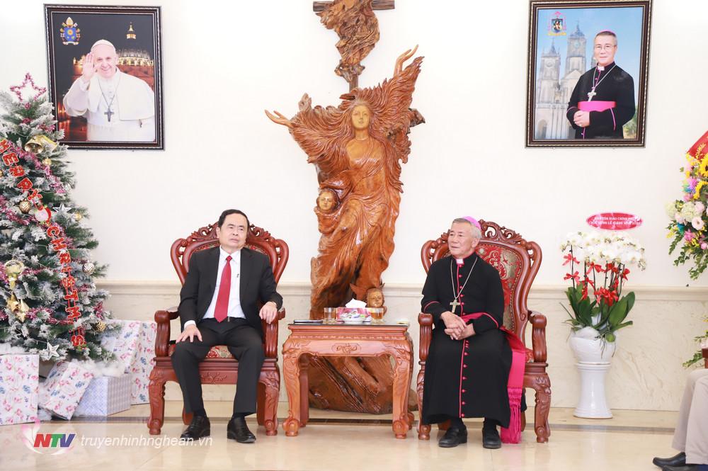 Chủ tịch Ủy ban Trung ương Mặt trận Tổ quốc Việt Nam Trần Thanh Mẫn trao đổi cùng Giám mục Giáo phận Vinh Anphong Nguyễn Hữu Long.
