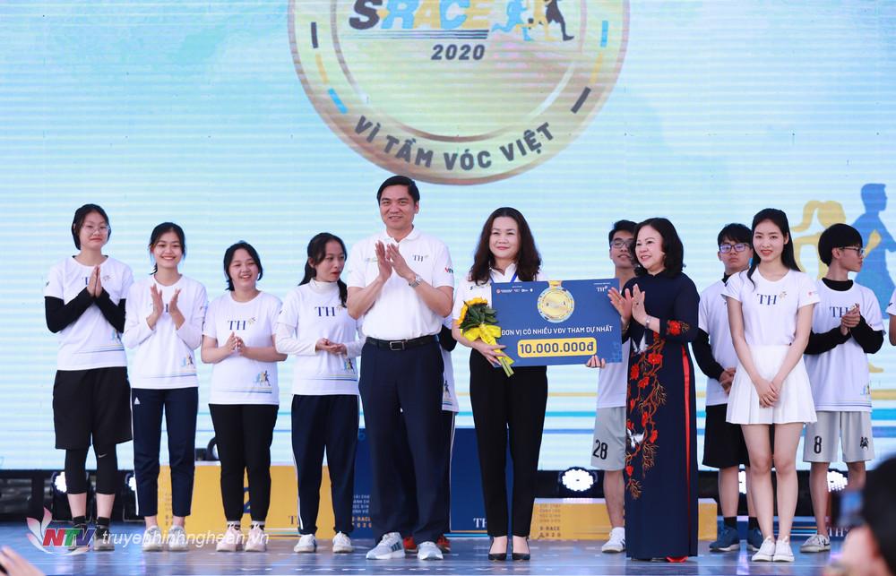 Lãnh đạo Bộ GD&ĐT, tỉnh Nghệ An trao thưởng cho TP. Vinh - đơn vị có nhiều vận động viên tham gia nhất.