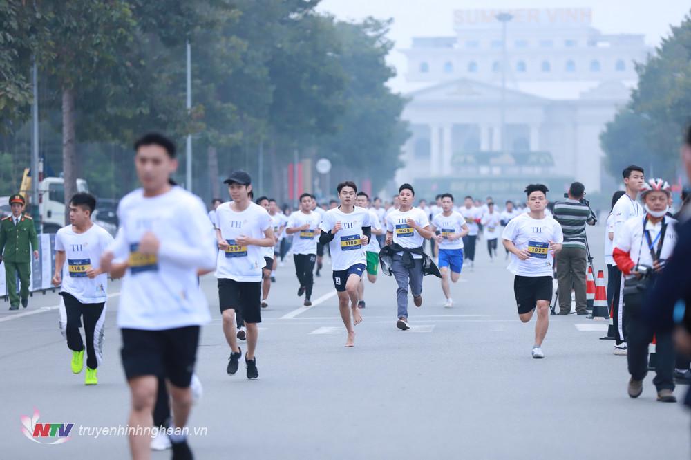 Hơn 3.500 học sinh, sinh viên Nghệ An tham gia Giải chạy S-Race 2020.
