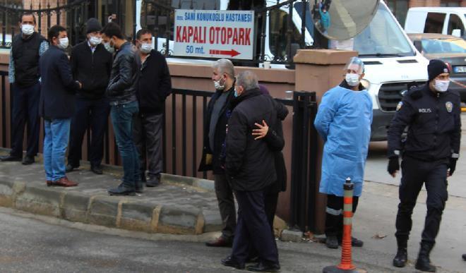 Người dân, cảnh sát và nhân viên y tế tập trung bên ngoài bệnh viện Đại học Sanko ở Gaziantep, Thổ Nhĩ Kỳ, ngày 19/12. (Ảnh: AAP)