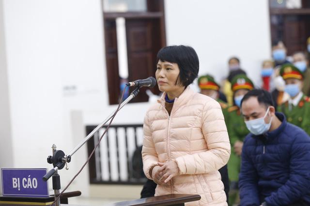 Bị cáo Nguyễn Thị Thủy - Phó tổng giám đốc Liên Kết Việt khai báo trước hội đồng xét xử