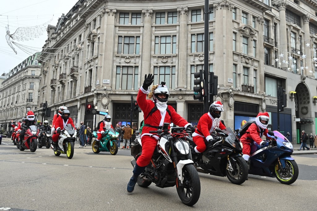 Người đi môtô mặc trang phục Ông già Noel dọc phố Oxford ở London, Anh, ngày 23/12.