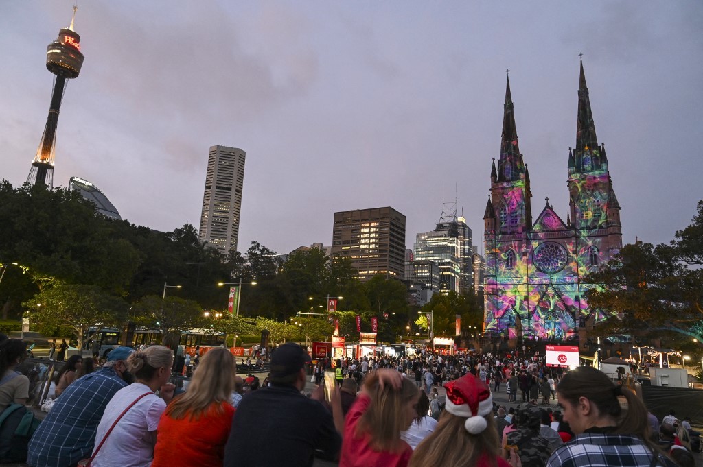 Người dân xem màn trình diễn ánh sáng với chủ đề Giáng sinh tại Nhà thờ St Mary ở trung tâm Sydney, Australia, ngày 23/12.
