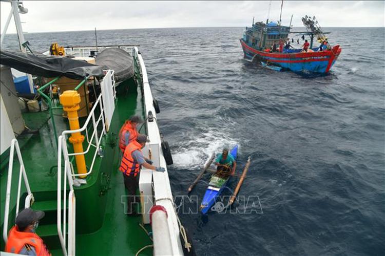 Cứu nạn tàu trên biển. 