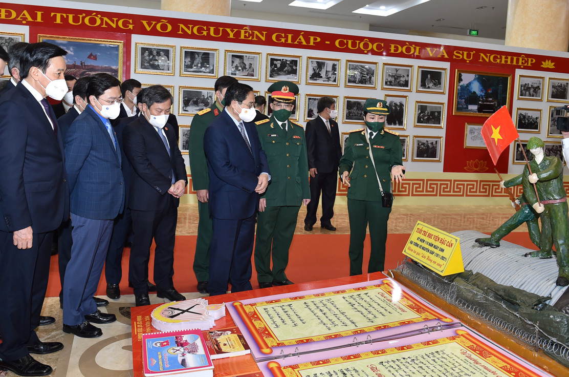 Thủ tướng và các đại biểu cũng tham quan triển lãm về cuộc đời và sự nghiệp của Đại tướng Võ Nguyên Giáp.