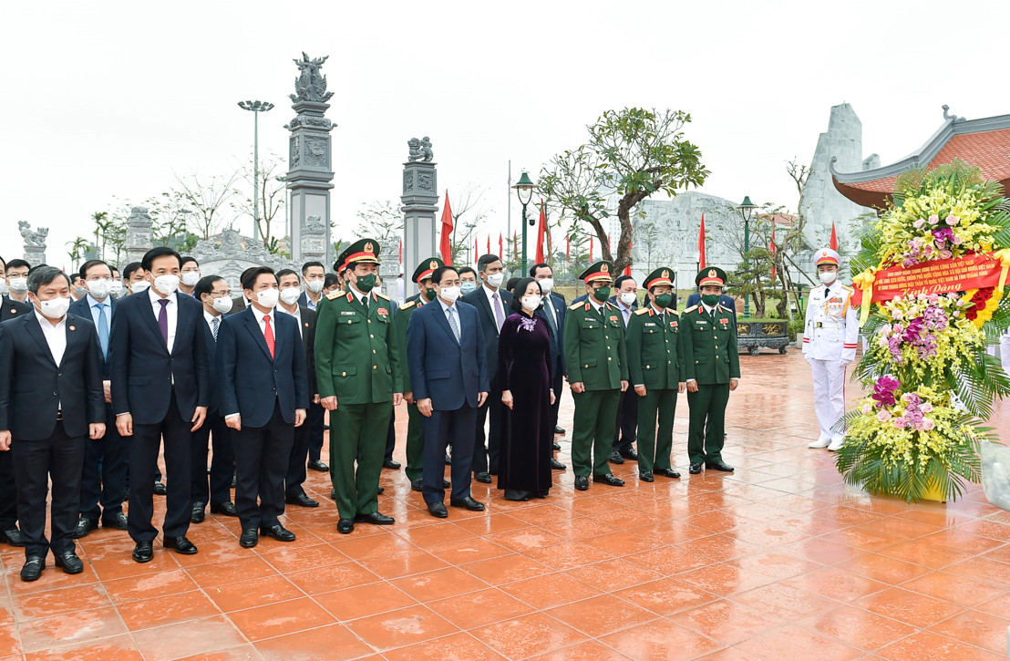 Thủ tướng Phạm Minh Chính và đoàn công tác dâng hương, dâng hoa tại Đền thờ Chủ tịch Hồ Chí Minh và các anh hùng, liệt sĩ tỉnh Quảng Bình. 