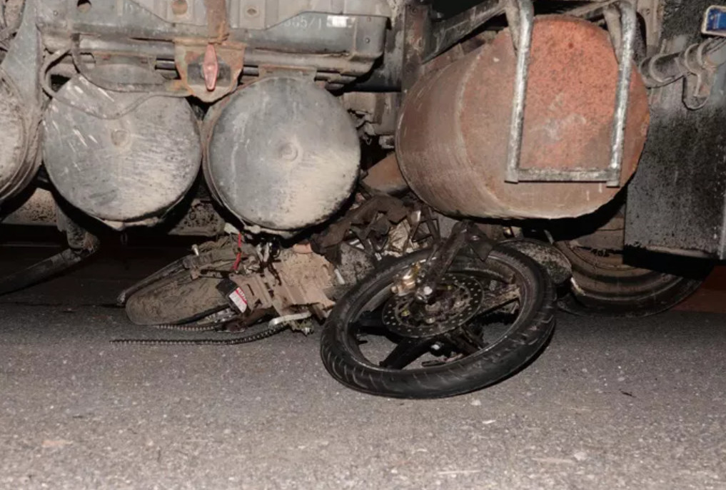Sau khi gây tai nạn, Nguyễn Văn Thâu tiếp tục điều khiển xe đầu kéo rời khỏi hiện trường, kéo lê xe máy dưới gầm