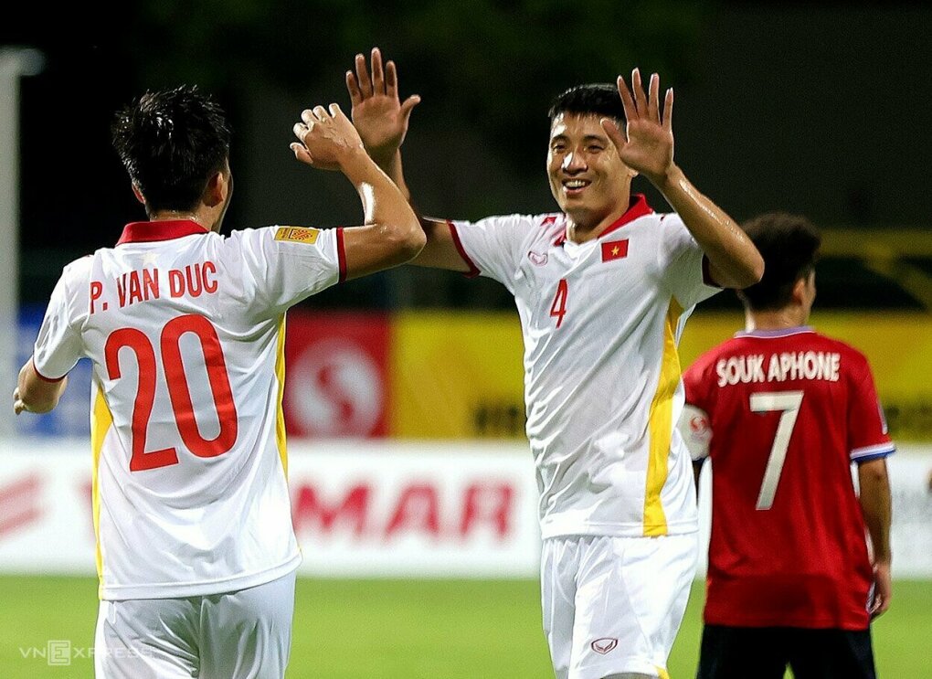 Văn Đức chia vui với Bùi Tiến Dũng sau khi ghi bàn ấn định chiến thắng 2-0 cho Việt Nam. Ảnh:Leo Shengwei