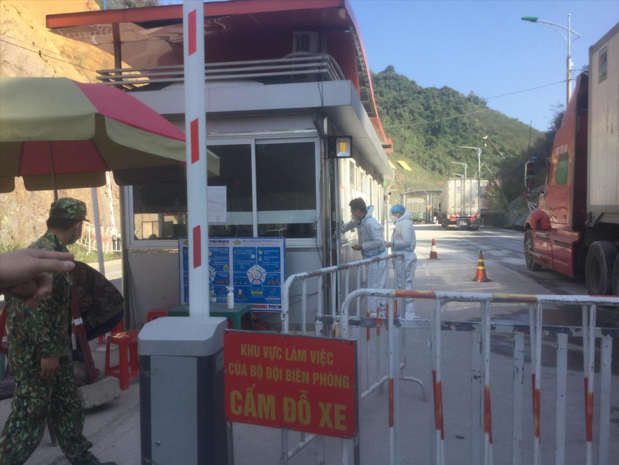 Lực lượng chức năng tại cửa khẩu Lạng Sơn tăng cường kiểm dịch qua biên giới. 