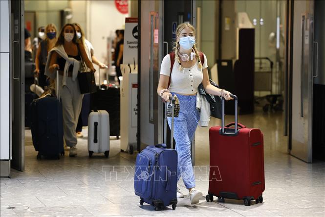 Hành khách đeo khẩu trang phòng lây nhiễm COVID-19 tại sân bay Heathrow, London, Anh, ngày 2/8/2021.