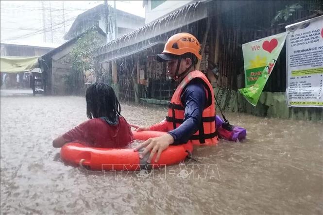 Lực lượng cứu hộ sơ tán người dân khỏi khu vực ngập lụt gây ra bởi mưa lớn do bão Rai tại Cagayan de Oro, phía nam đảo Mindanao, Philippines, ngày 16/12/2021. 