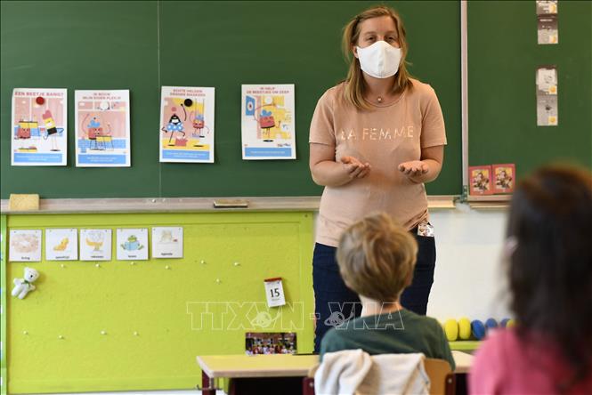 Giáo viên và học sinh đeo khẩu trang phòng lây nhiễm COVID-19 tại một lớp học ở Brussels, Bỉ. 