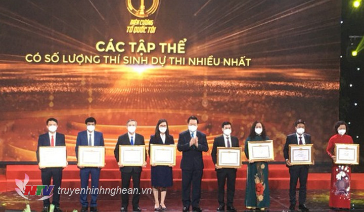 Đồng chí Nguyễn Trọng Nghĩa - Bí thư Trung ương Đảng, Trưởng Ban Tuyên giáo Trung ương tặng Bằng khen cho các tập thể có thành tích xuất sắc. 