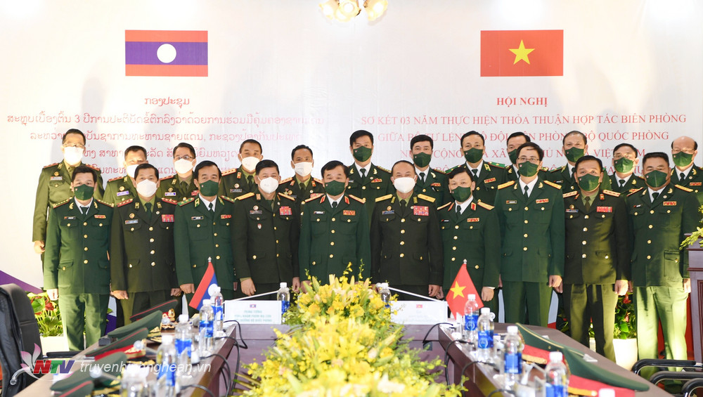 : Lãnh đạo Bộ Quốc phòng Việt Nam và Lào chụp ảnh lưu niệm tại Hội nghị giao lưu.  