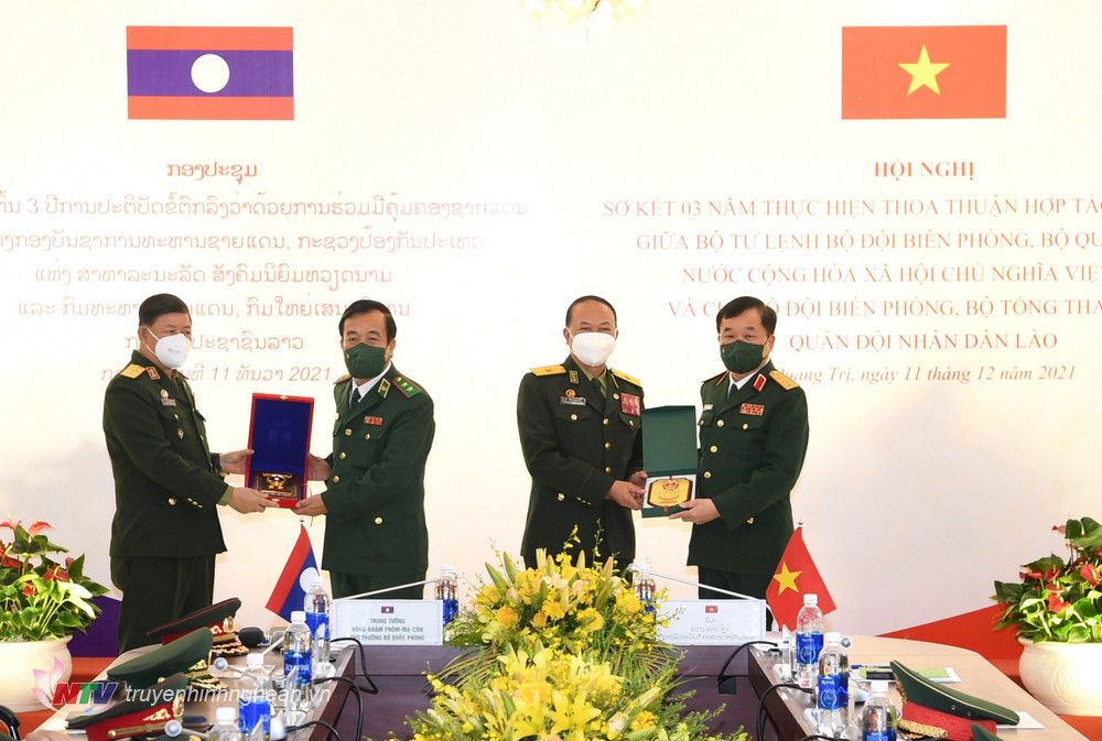 Lãnh đạo Bộ Quốc phòng Việt Nam và Lào trao quà lưu niệm tặng lực lượng Bộ đội Biên phòng hai nước tại Hội nghị giao lưu.  