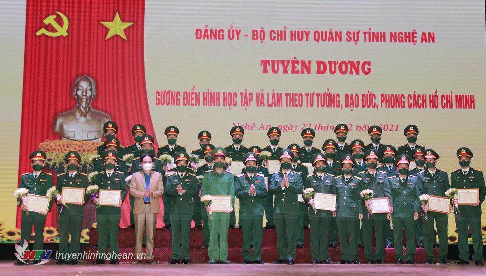 Ảnh 4. Tôn vinh, khen thưởng 29 cá nhân tiêu biểu trong “Học tập và làm theo tư tưởng, đạo đức, phong cách Hồ Chí Minh” năm 2021