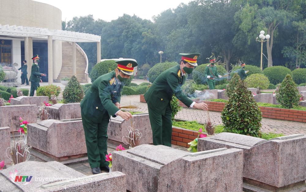 Cán bộ, chiên sỹ Bộ CHQS tỉnh dâng hương tưởng niệm các anh hùng liệt sĩ tại Nghĩa trang liệt sĩ thành phố Vinh