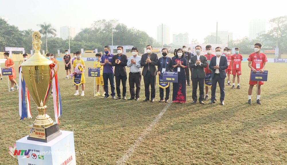 Các đại biểu tặng hoa và cờ lưu niệm cho đại diện các đội bóng tham gia giải đấu.
