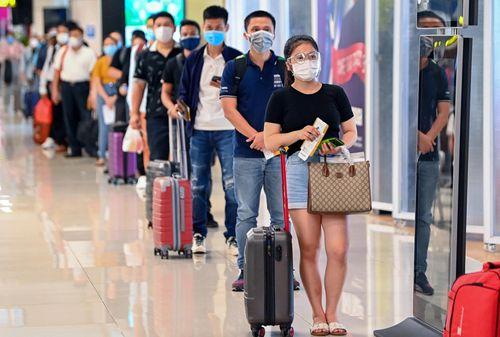 Người dân xếp hàng trước khi di chuyển tại sân bay Nội Bài.