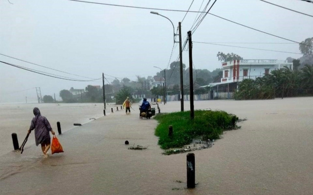 Nước ngập các khu dân cư ở Phú Yên