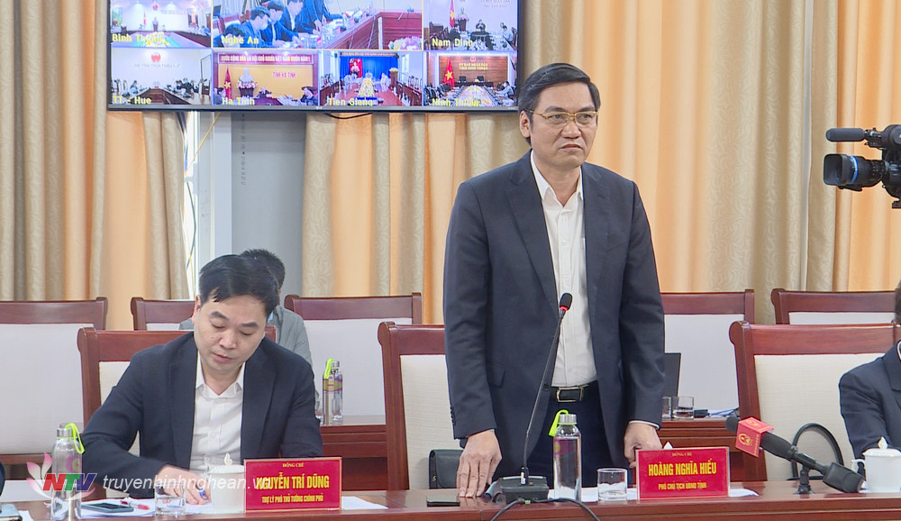 Phó Chủ tịch UBND tỉnh Hoàng Nghĩa Hiếu phát nêu đề xuất tại hội nghị.