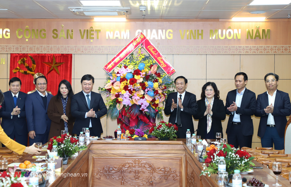 Chủ tịch UBND tỉnh Nguyễn Đức Trung cùng đoàn công tác tặng hoa chúc mừng Sở Tài chính.