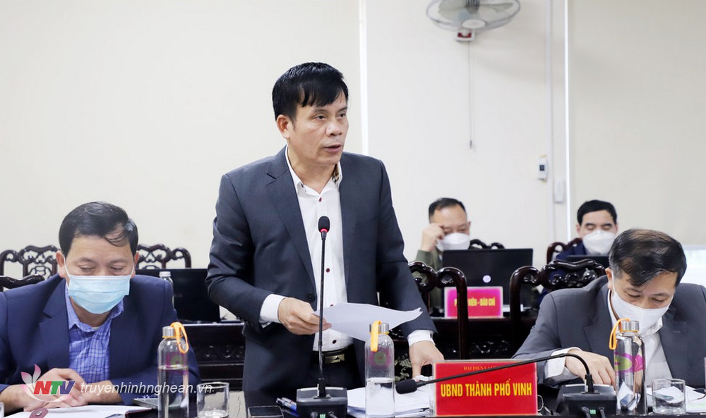Ông Trần Ngọc Tú - Chủ tịch UBND TP. Vinh báo cáo kết quả và đề xuất hướng giải quyết các nội dung công dân kiến nghị.