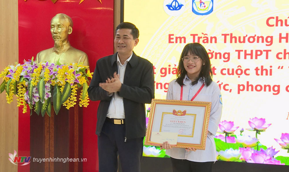 Giám đốc Sở Giáo dục - Đào tạo Thái Văn Thành trao giấy khen cho em