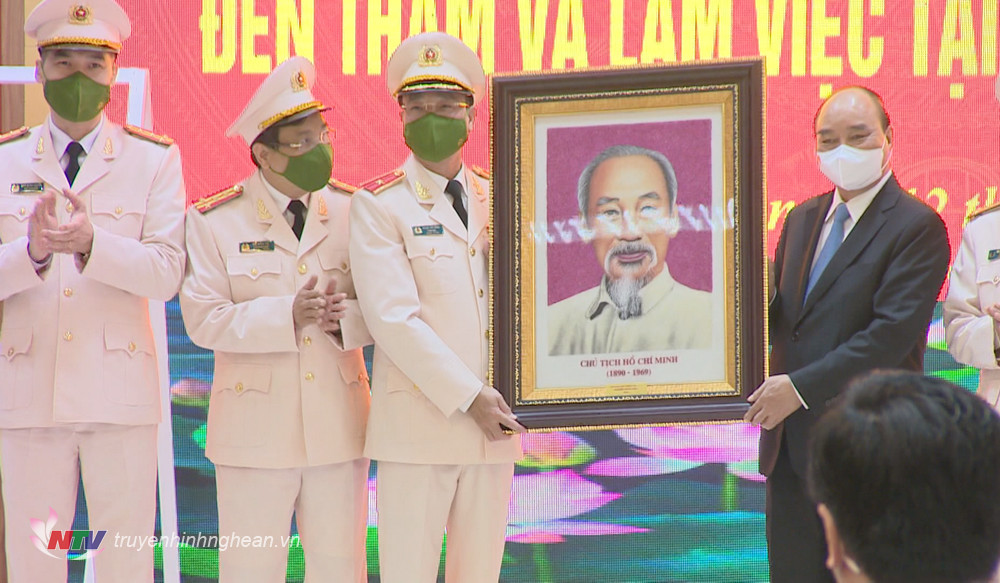 Chủ tịch nước Nguyễn Xuân Phúc tặng quà đến cán bộ, chiến sỹ Công an Nghệ An. Ả