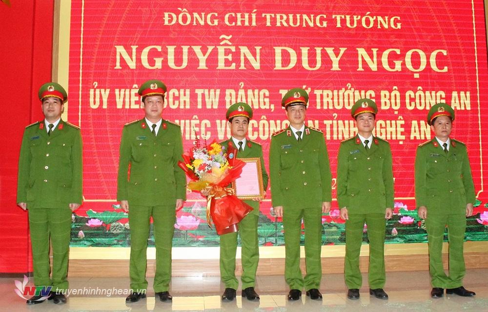 Trung tướng Nguyễn Duy Ngọc, Ủy viên Ban chấp hành Trung ương Đảng, Thứ trưởng Bộ Công an đã trao thưởng thành tích đặc biệt xuất sắc cho Ban chuyên án đấu tranh tội phạm tín dụng đen