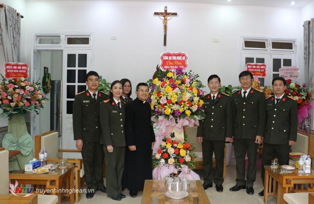 Đồng chí Lê Văn Thái, Phó Giám đốc Công tỉnh tặng hoa chúc mừng tại giáo hạt Xã Đoài