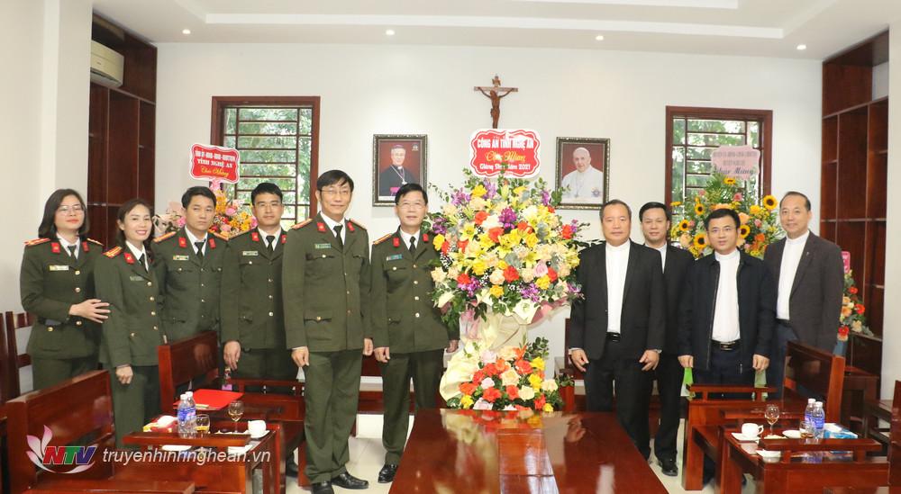Đồng chí Lê Văn Thái, Phó Giám đốc Công tỉnh tặng hoa chúc mừng tại Trường Đại chủng viện Thánh Phan xicô - Xaviê