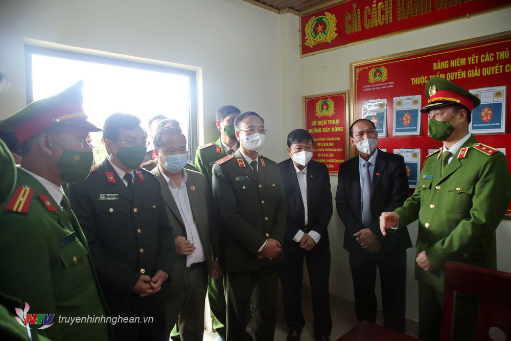 Trung tướng Nguyễn Duy Ngọc, Thứ trường Bộ Công an giao nhiệm vụ cho Công an xã Nậm Cắn, huyện Kỳ Sơn