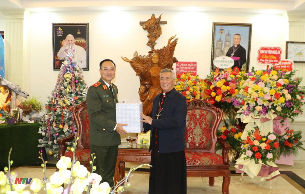 Thiếu tướng Phạm Thế Tùng, Ủy viên Ban Thường vụ Tỉnh ủy, Bí thư Đảng ủy, Giám đốc Công an tỉnh tặng hoa chúc mừng Tòa Giám mục Giáo Phận Vinh