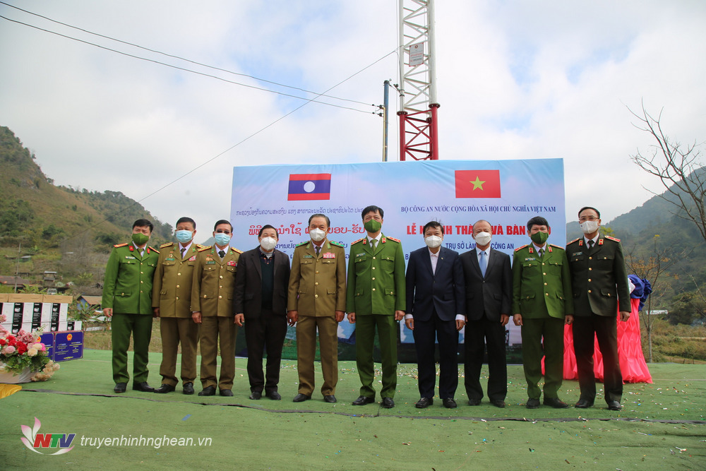 Đại biểu hai nước Việt - Lào chụp ảnh lưu niệm tại buổi lễ