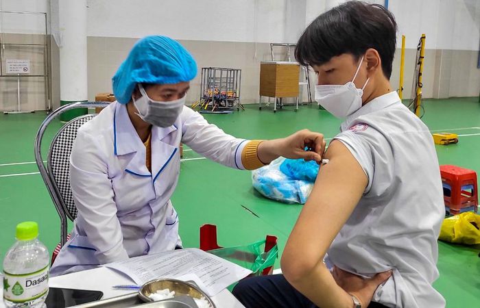 Trong số gần 1.200 học sinh trường THPT Trần Cao Vân (TP Tam Kỳ, Quảng Nam), một nam sinh đã được tiêm 2 mũi vaccine Pfizer trong 10 phút. Ảnh: S.T.