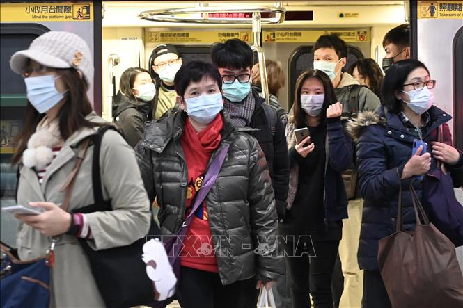 Người dân đeo khẩu trang để phòng tránh lây nhiễm COVID-19 tại Đài Bắc, Đài Loan, Trung Quốc, ngày 30/1/2020. Ảnh minh họa: