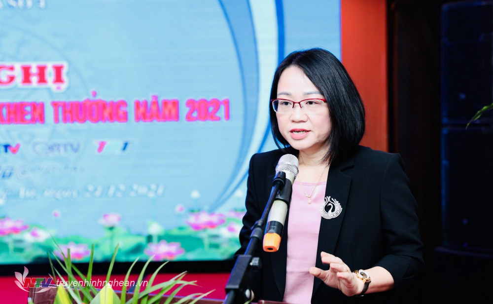 Đồng chí Trần Thanh Huyền - Phó Giám đốc Đài PTTH Nghệ An phát biểu tại hội nghị.
