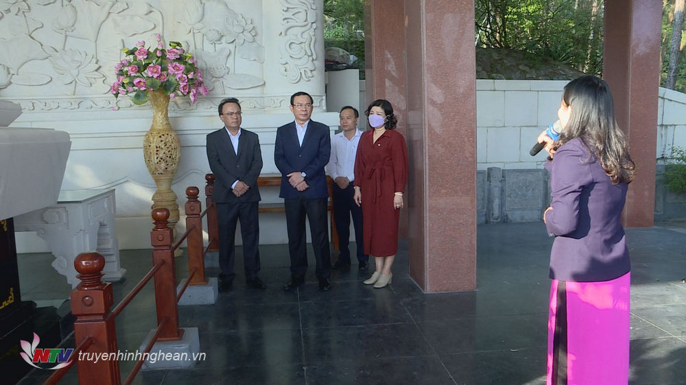 Đồng chí Nguyễn Văn Nên cùng đoàn công tác nghe thuyết minh về cuộc đời của Bà Hoàng Thị Loan và Di tích Khu mộ thân mẫu Bác Hồ. 