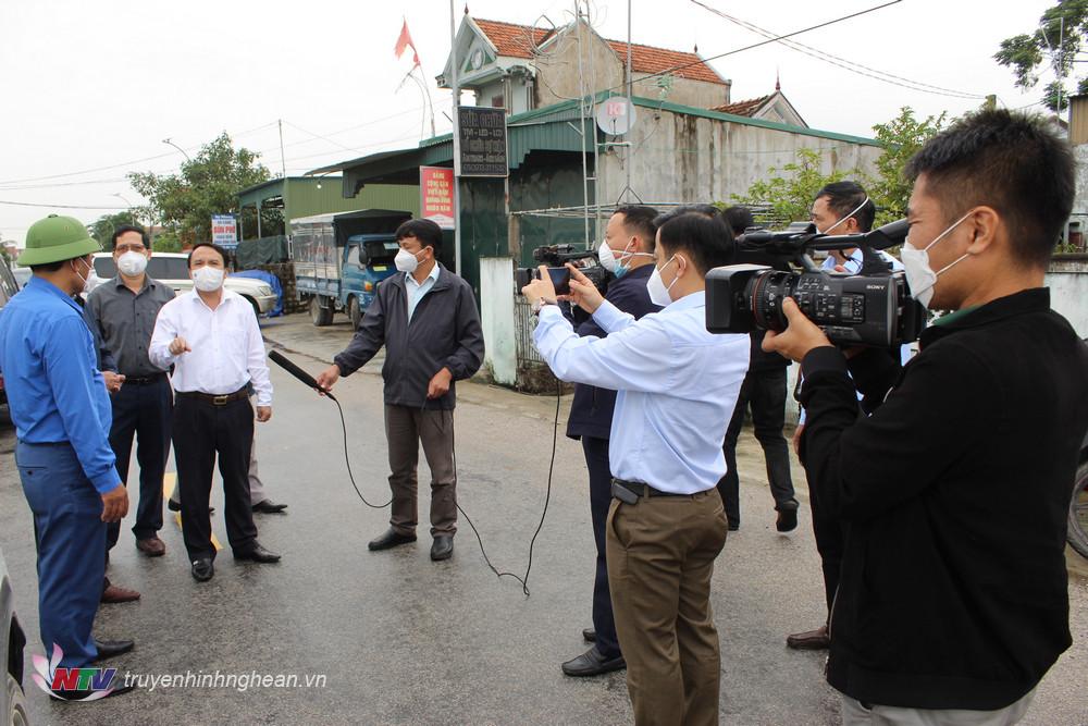 Các phóng viên, quay phim thời sự Đài PT – TH Nghệ An và Trung tâm VH, TT & TT huyện Quỳnh Lưu đang tác nghiệp tại tâm dịch Covid – 19 ở xã Quỳnh Bảng, huyện Quỳnh Lưu.