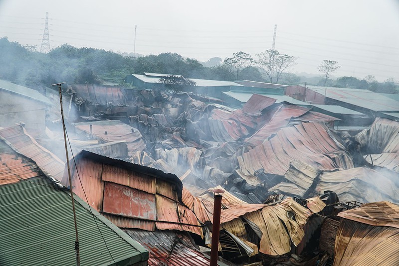 Sau hơn 15 giờ xảy ra vụ cháy, đến 10h sáng nay, 31-12, khói ở chợ vải Ninh Hiệp, xã Ninh Hiệp, Gia Lâm, Hà Nội vẫn bốc lên nghi ngút.