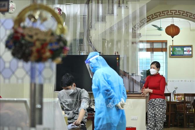 hân viên y tế đến theo dõi, kiểm tra sức khỏe cho 7 bệnh nhân F0 trong một gia đình tại nhà ở Hà Nội.