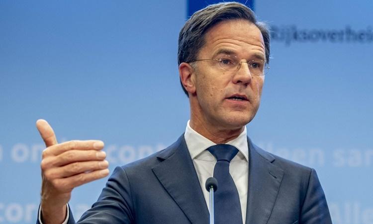 Thủ tướng Mark Rutte phát biểu trong họp báo ngày 18/12, thông báo tái áp đặt phong tỏa để ngăn biến chủng Omicron lây lan. Ảnh: AFP.