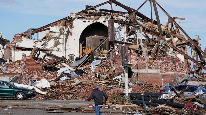 Người dân kiểm tra thiệt hại sau lốc xoáy ở Mayfield, Kentucky, ngày 11/12. Ảnh: AP
