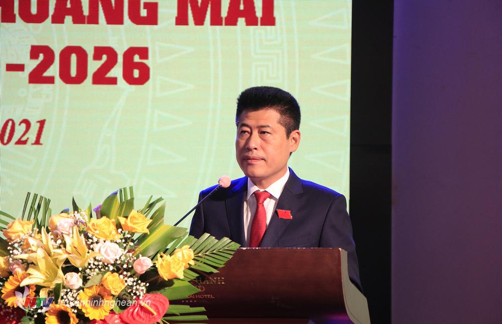 Bí thư Thị ủy, Chủ tịch HĐND thị xã Hoàng Mai Lê Trường Giang phát biểu tại kỳ họp.