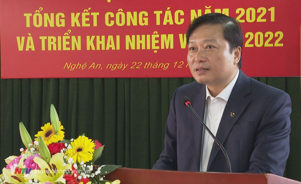 Phó Chủ tịch Thường trực UBND tỉnh Lê Hồng Vinh phát biểu tại hội nghị.