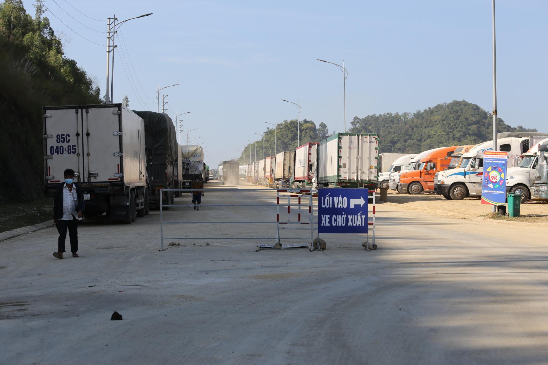 Trung Quốc kiểm soát chặt Covid-19, hàng nghìn xe nông sản xuất khẩu đang ùn ứ tại các cửa khẩu ở Lạng Sơn.